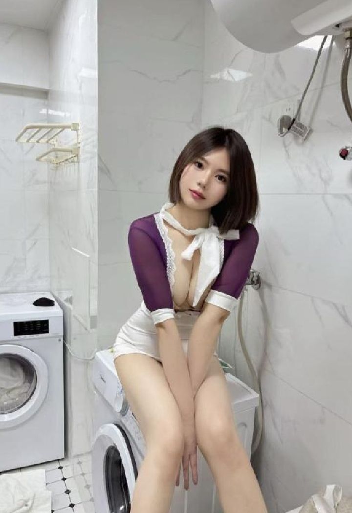 小巧玲珑丰满肉欲妹子