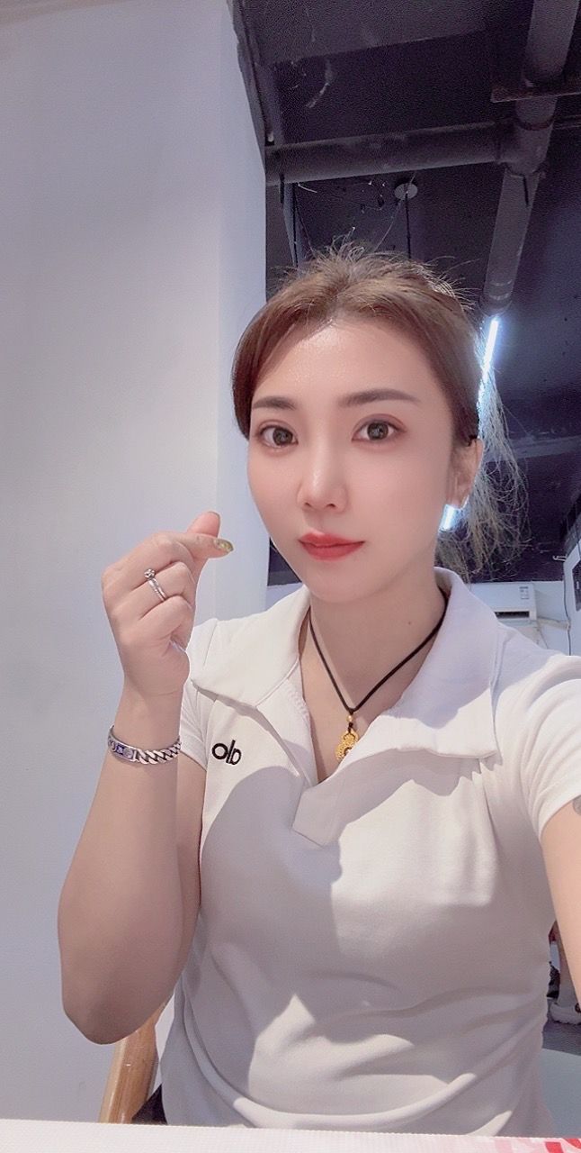 素颜蜜桃臀兼职小姐姐