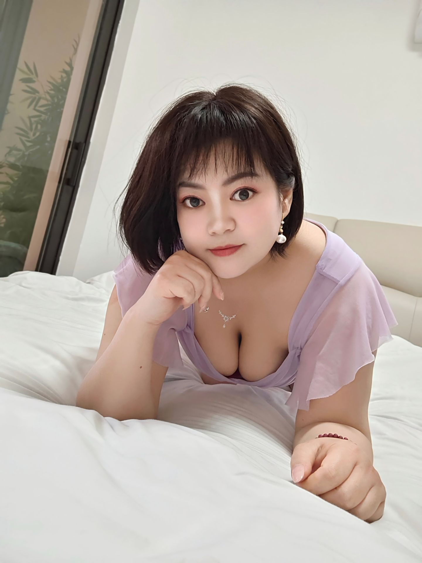 浦东前凸后翘居家少妇