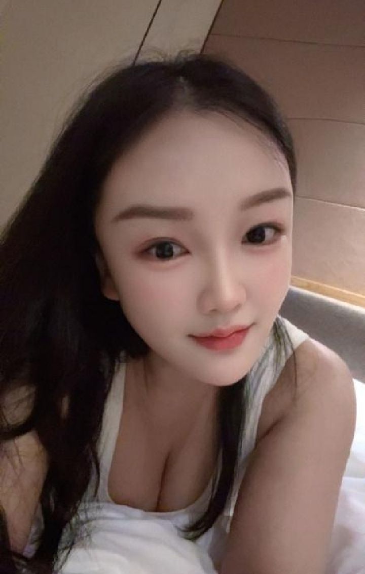 白云颜值女友依依