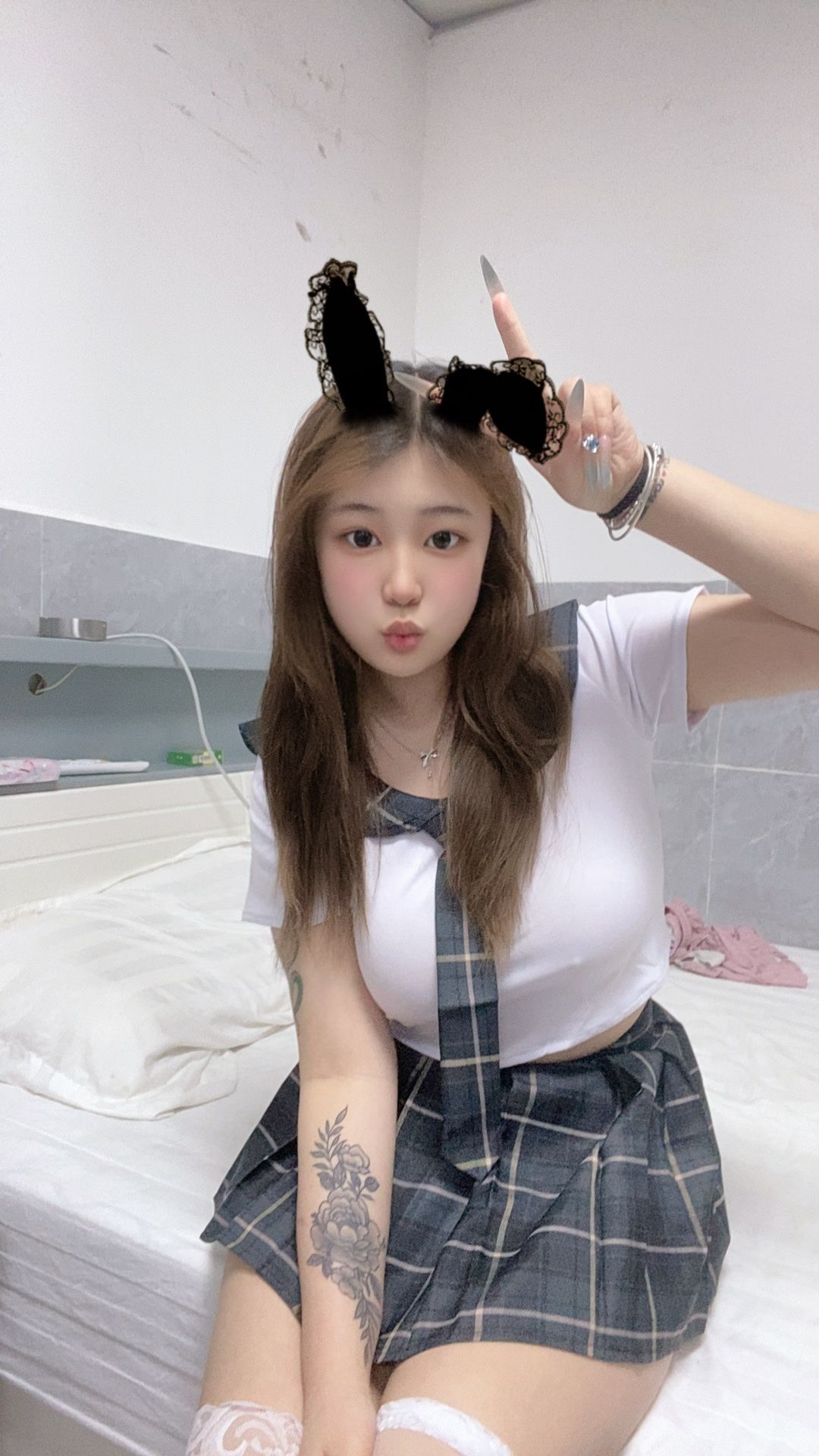 天河车陂18圆圆 美乳制服甜妹 急需开发