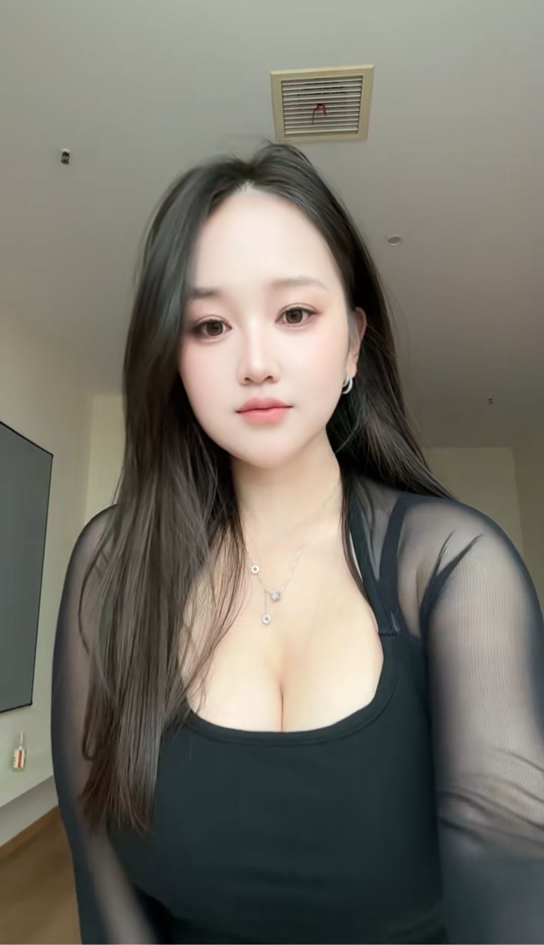 越秀婉婷 典型丰满单身妹子 真人比相更好看