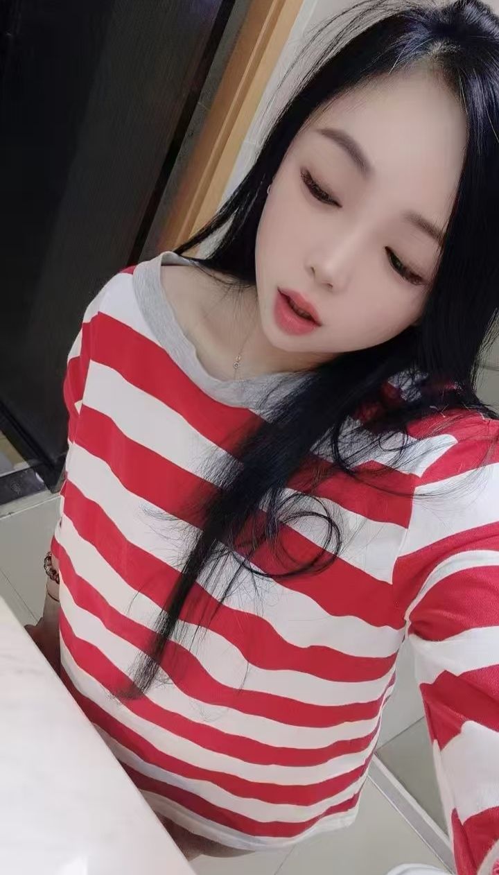 白嫩丰润小姐姐弯弯