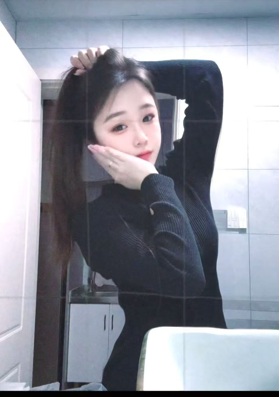 刚被姐妹带入行的00后妹子