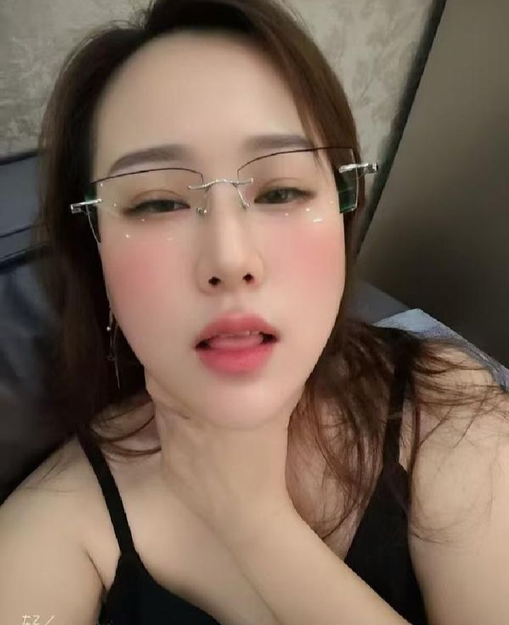 魅惑眼镜小少妇芒果