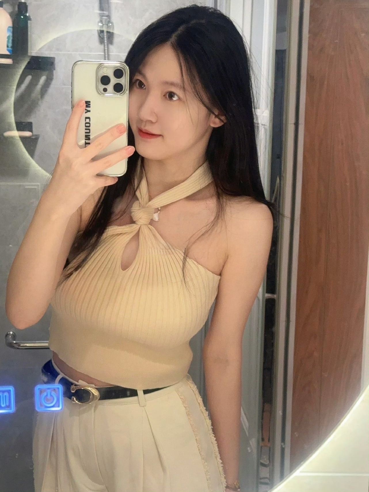 前面凹凸的小姐姐