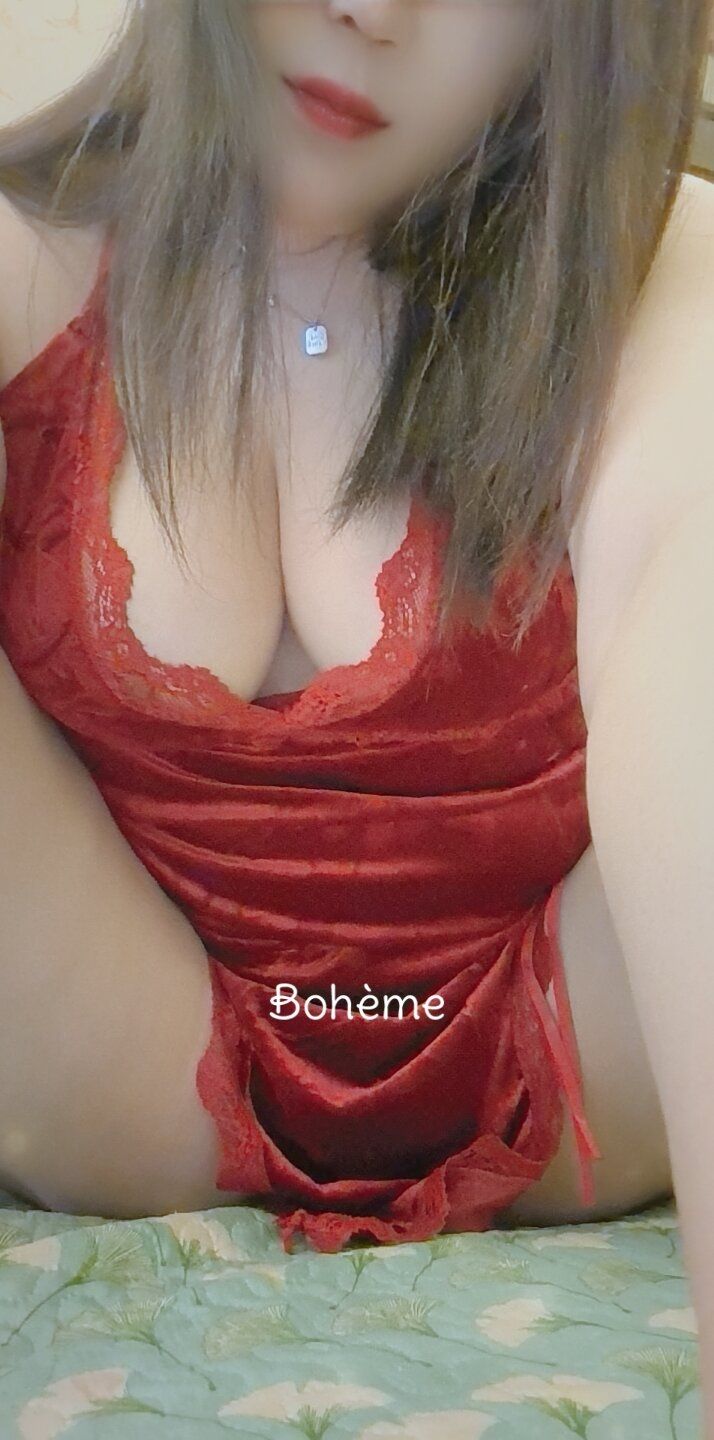 胸大，性格开朗， 只要不太过分的要求都可以满足