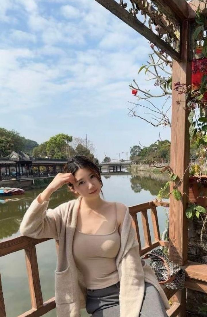 秦淮颜值甜妹小美