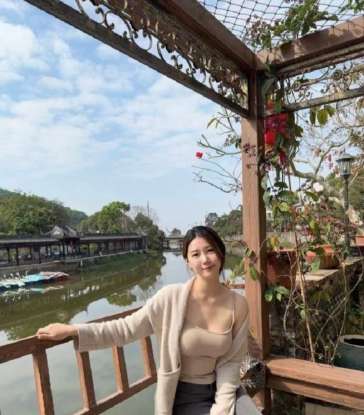 秦淮颜值甜妹小美