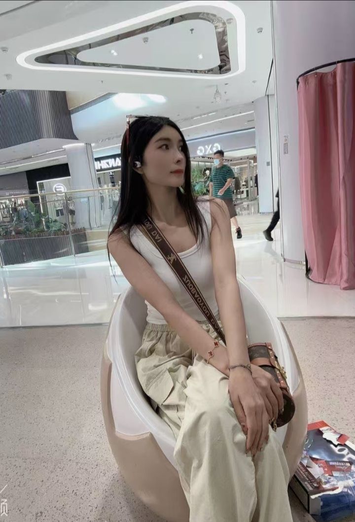 河西魅惑御姐易拉宝