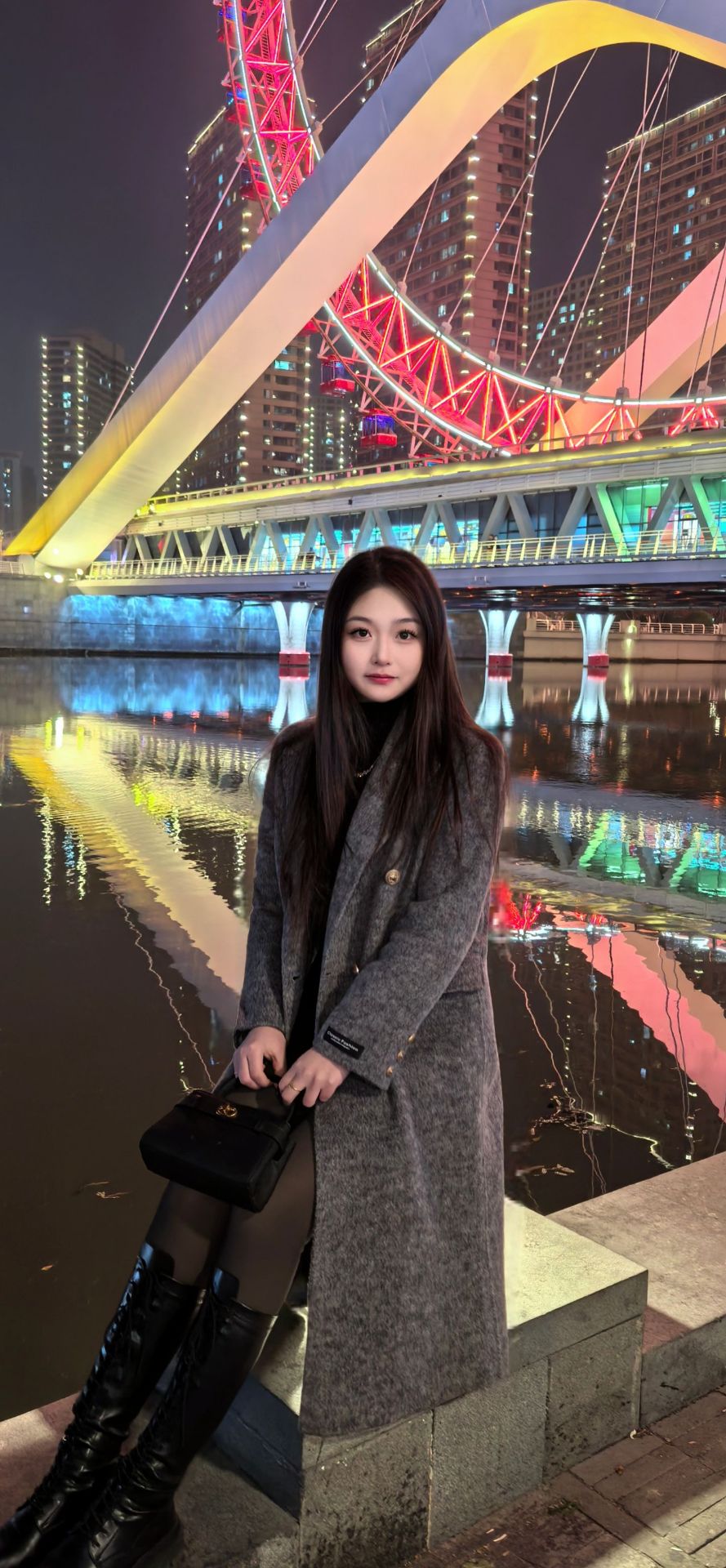 一个做美甲的小姐姐