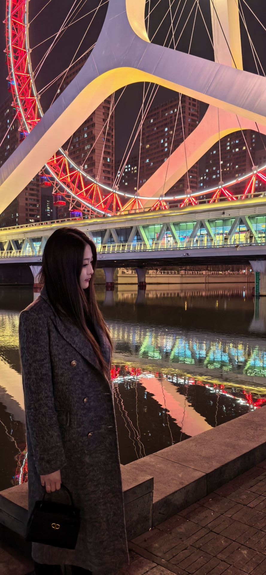 一个做美甲的小姐姐