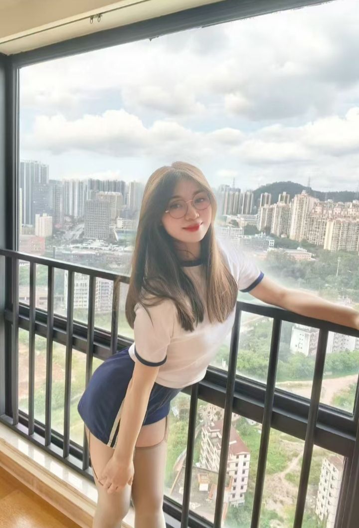 一字马眼镜妞琴琴