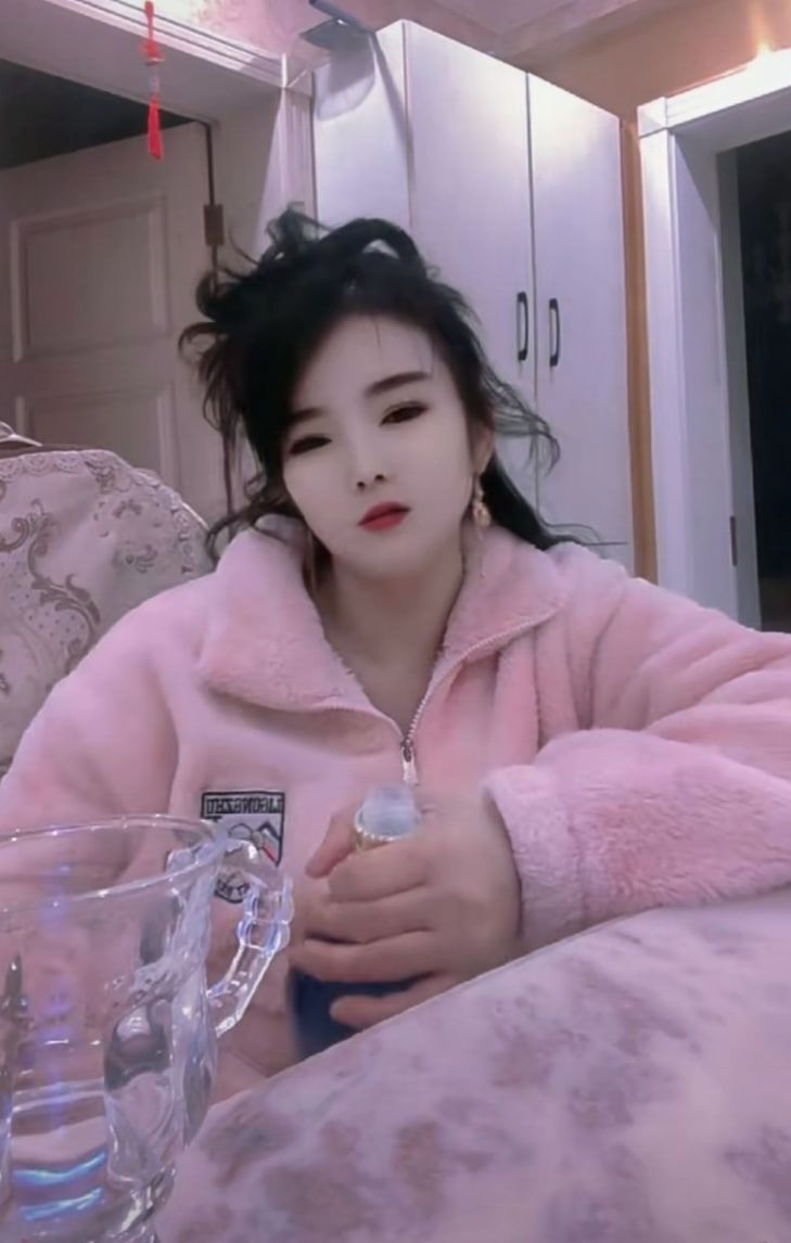 虹桥医院对面大胸妹