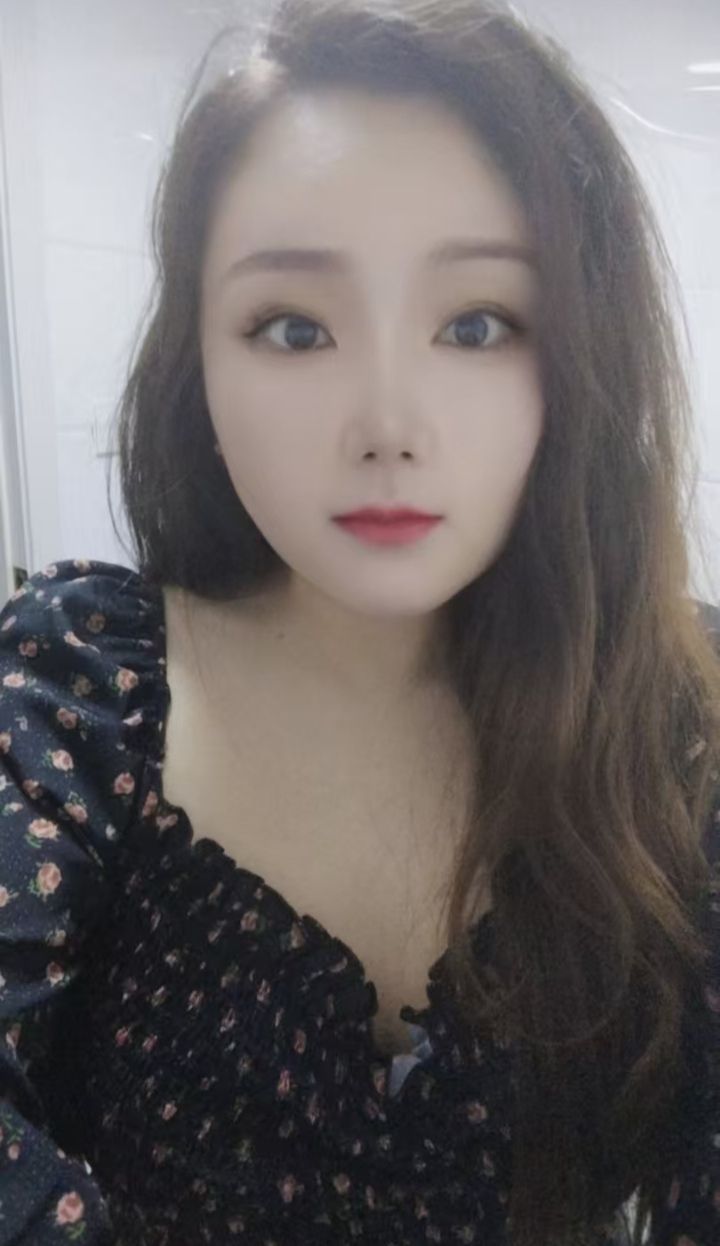 丰满热辣小姐姐微微