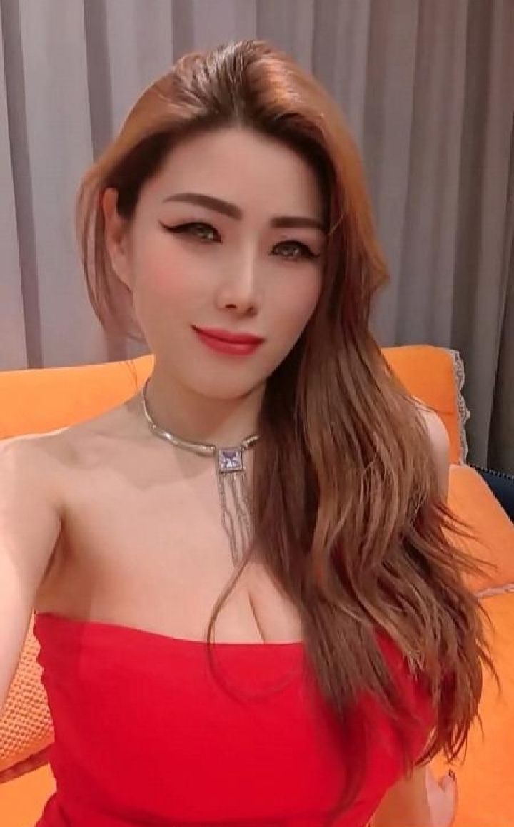 胸大臀圆魅惑红唇