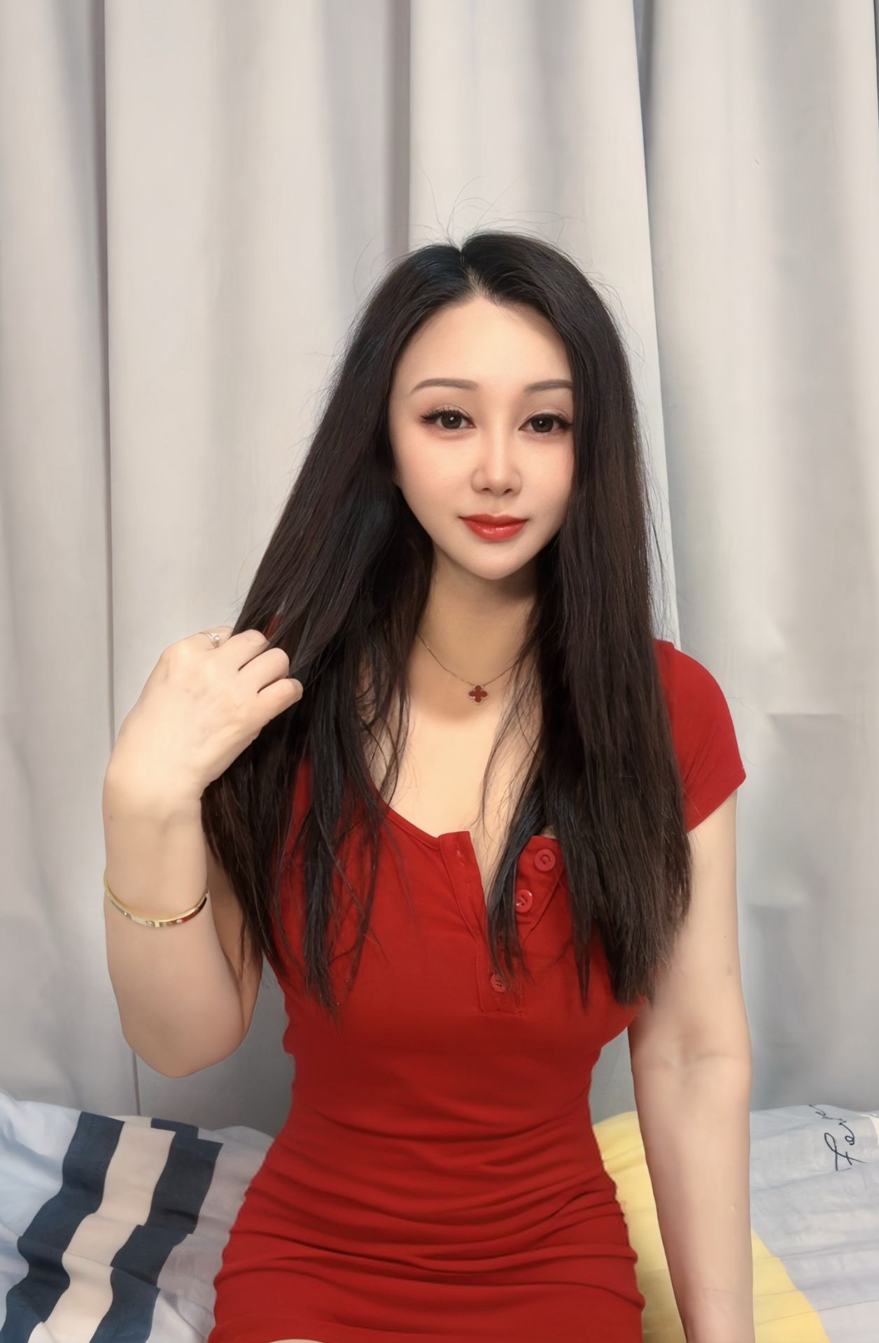 白云梅花园小雨 长相甜美 蜜桃奶 极品身材尤物