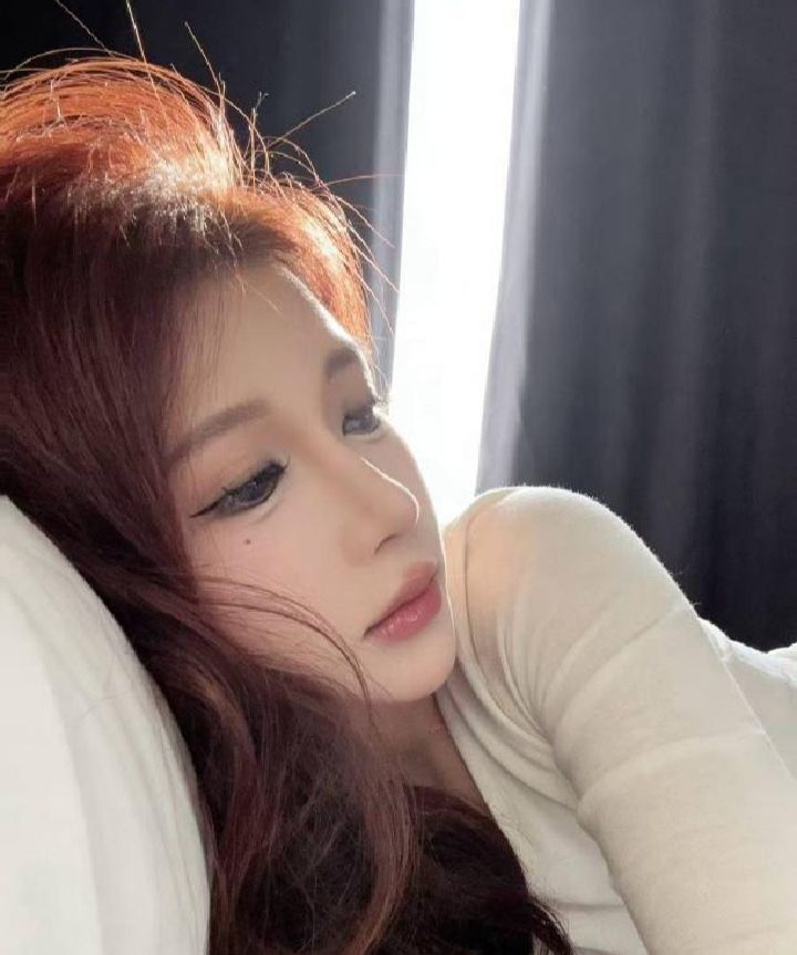 白嫩长腿颜值嫩妹