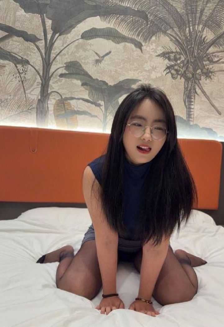 丝袜美臀眼镜萌妹