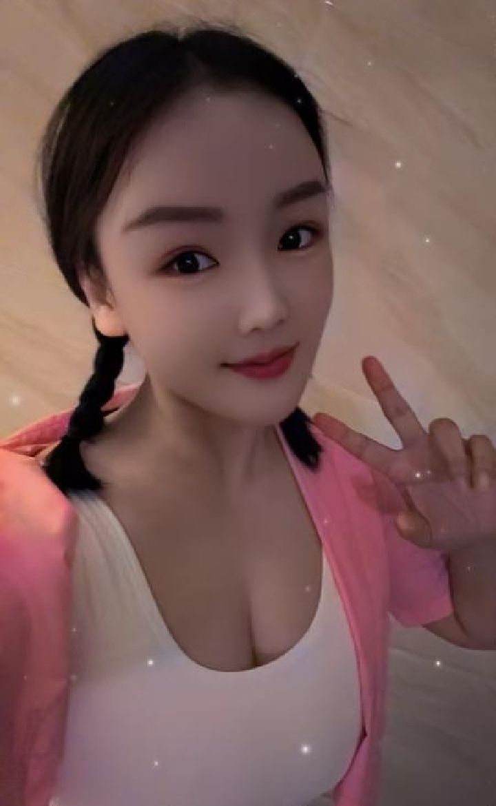 白云前凸后翘楚依