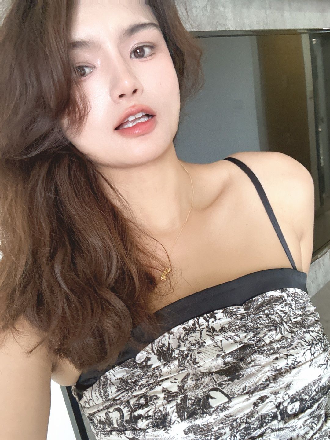 佛山禅城齐琪 性感小秘书装 一对大白兔抖啊抖 得劲