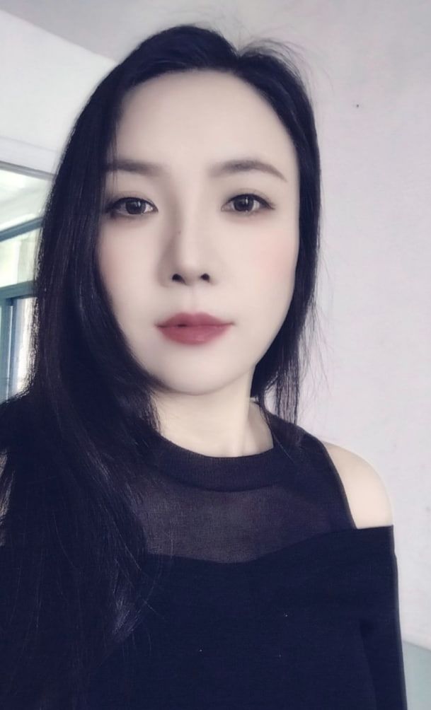 非常用心服务的少妇