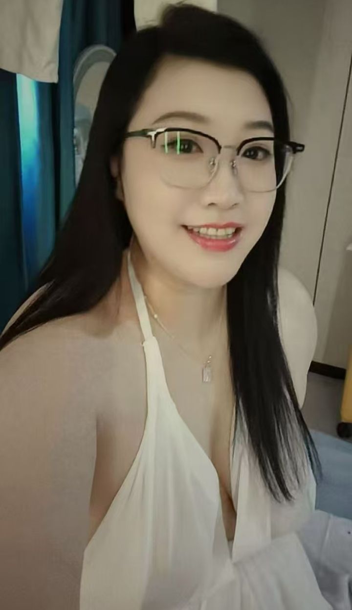 莲湖丰润眼镜少妇逗逗