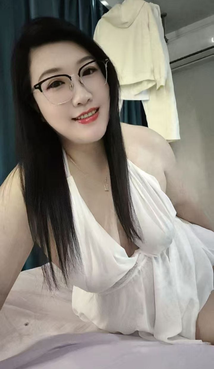 莲湖丰润眼镜少妇逗逗