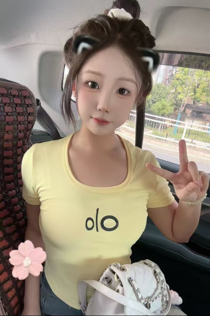 白嫩丰润兼职甜妹奶糖