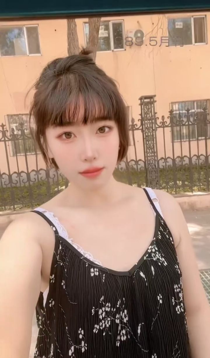 丰润诱人美少妇璐璐