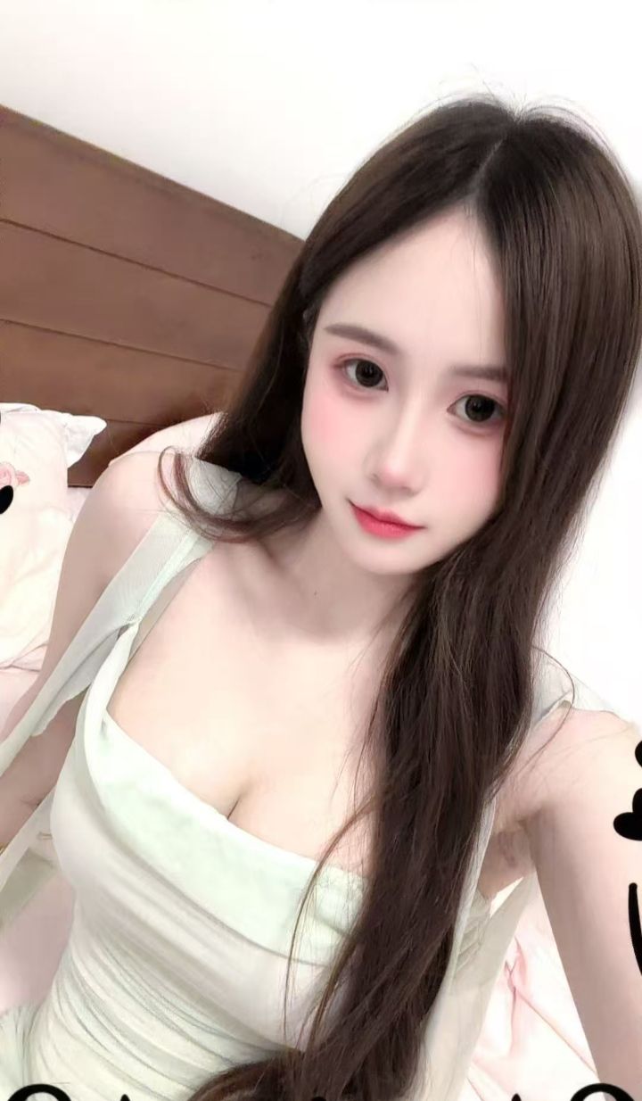 白嫩丰满兼职甜妹