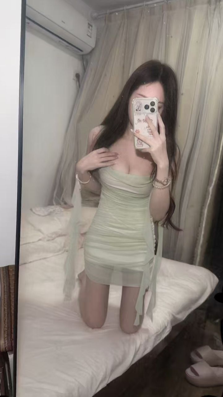 白嫩丰满兼职甜妹