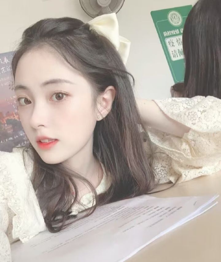 白嫩兼职学妹莹莹