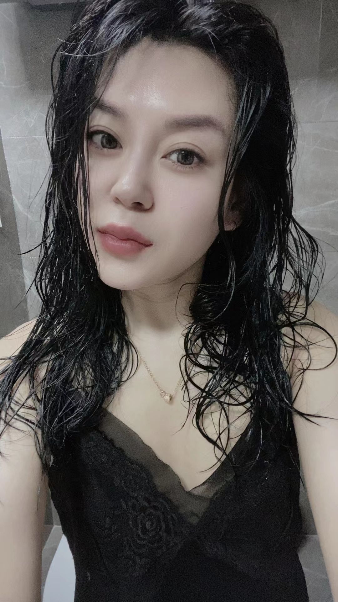 美丽人妻，漂亮事少