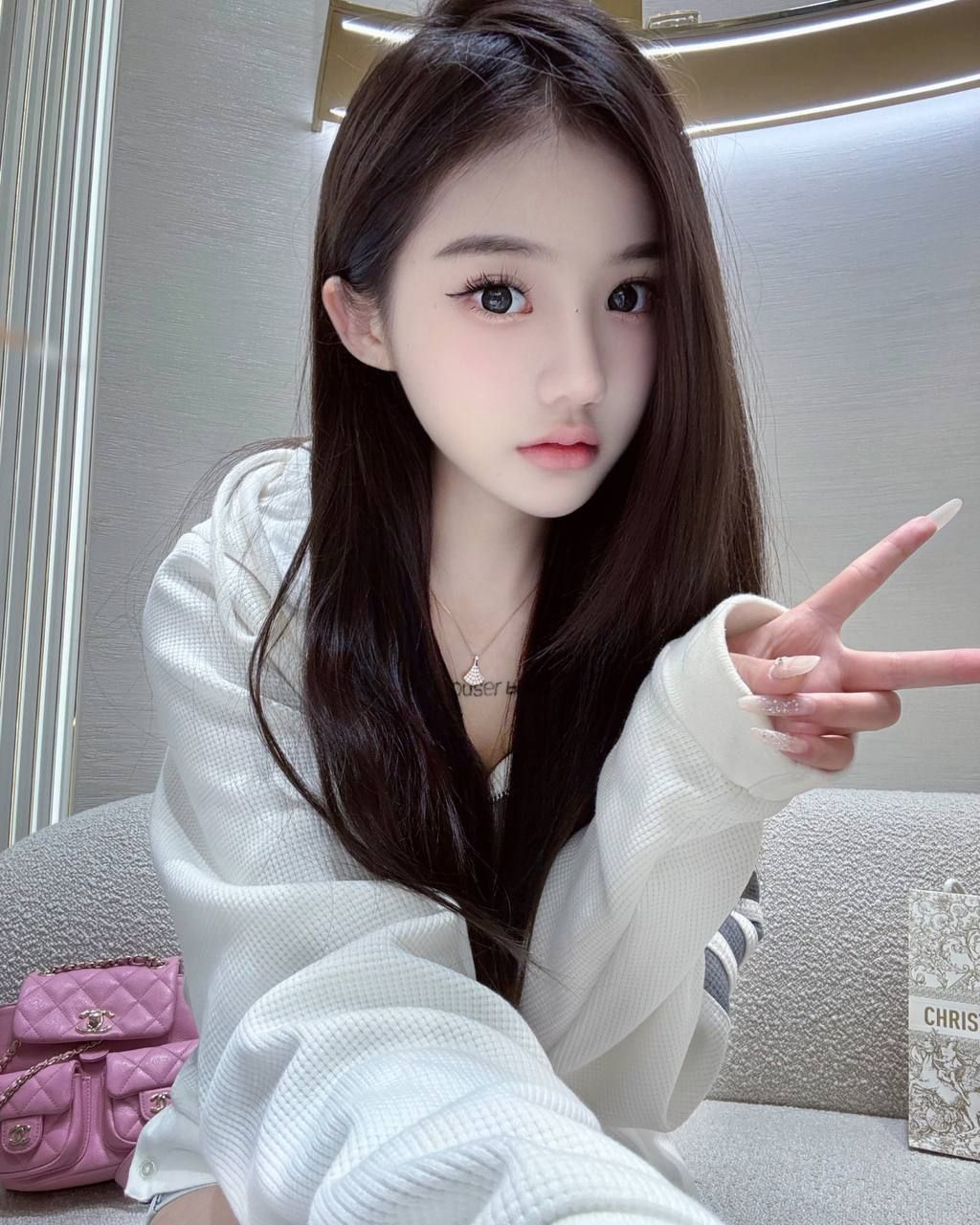 妹妹会的姿势多，主动配合服务
