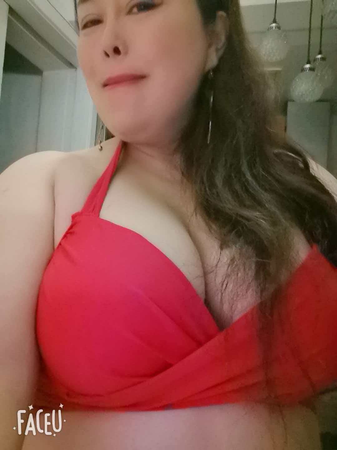 姐姐.服务好，情感价值拉得满满的，宾至如归的感觉，特别是两个大胸胸。饱满而竖挺
