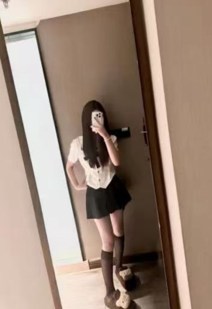 白嫩兼职甜妹云儿