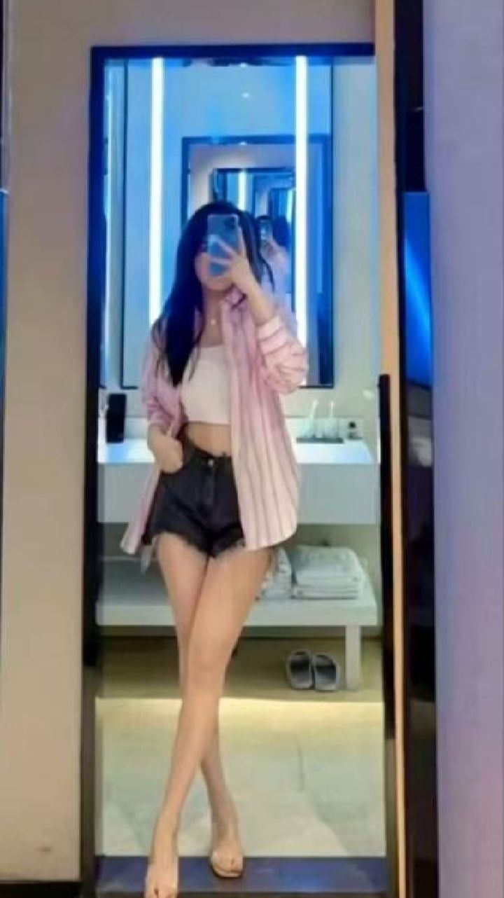 气质美臀辣妹依依