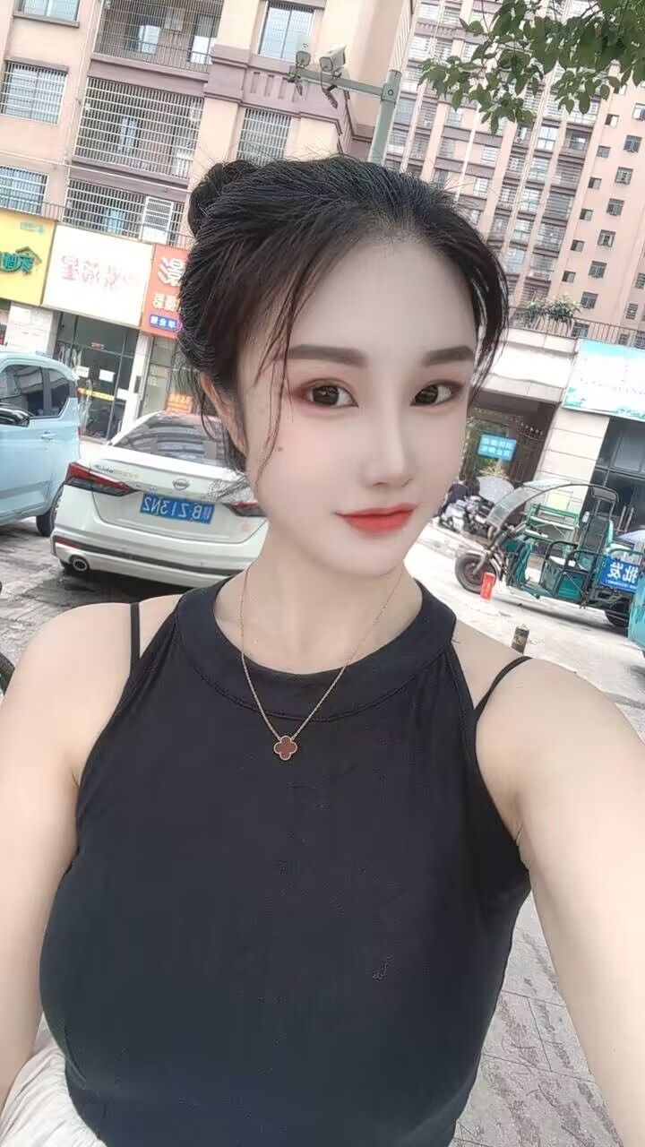 新华区迷人且性感的美女小姐姐