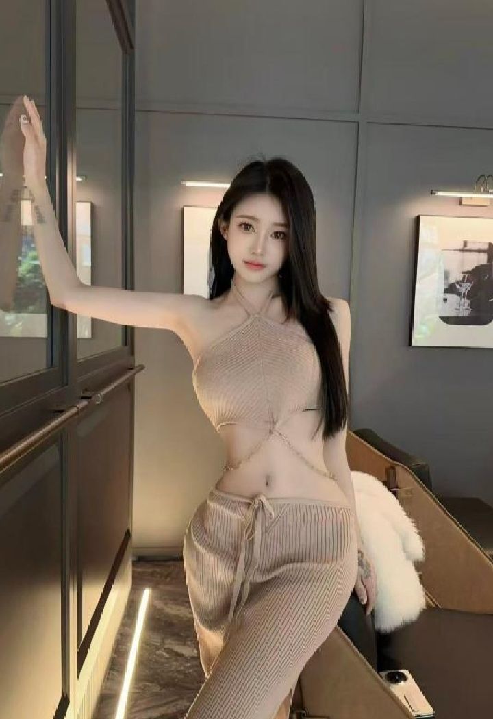 白嫩热辣气质美妞小甜包