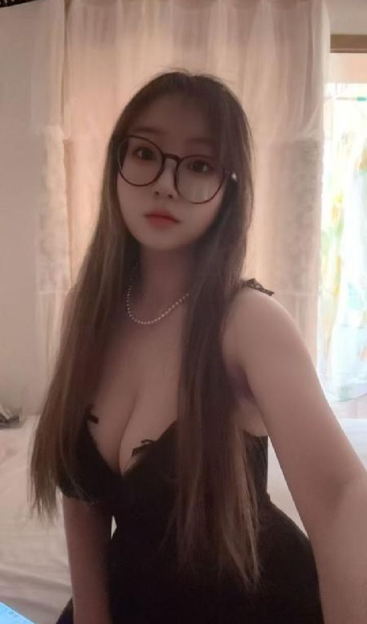 大白奶眼镜妞水蜜桃