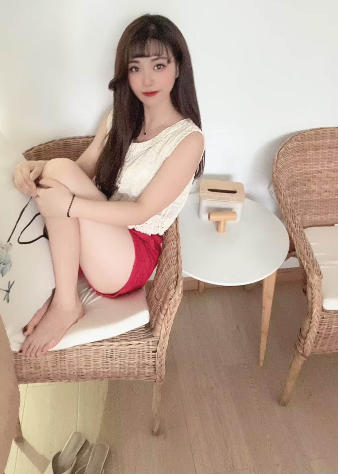 东门附近丝足美女