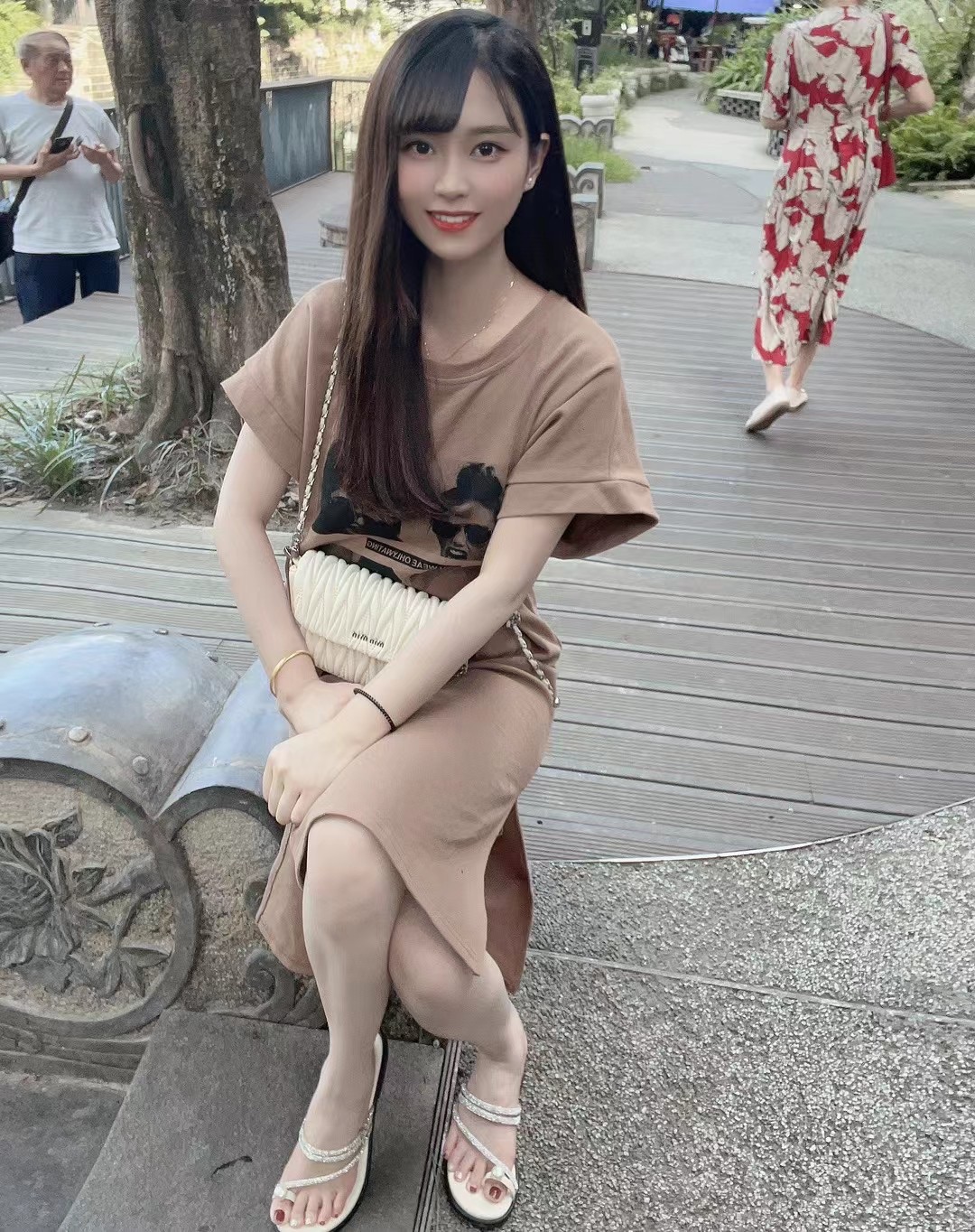 东门附近丝足美女