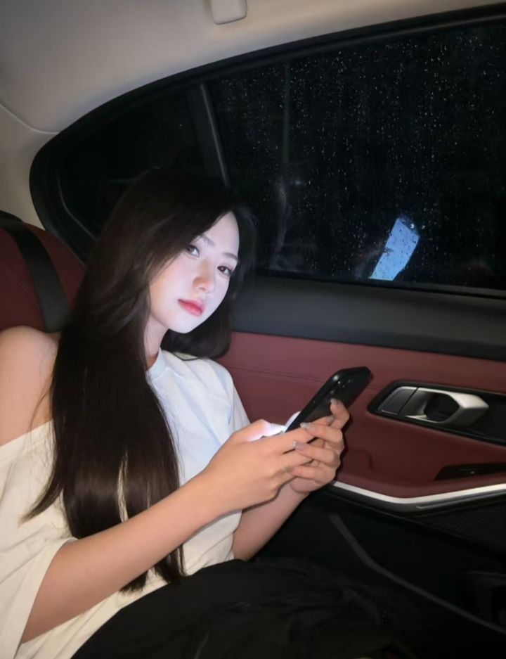 白嫩兼职美妞依依