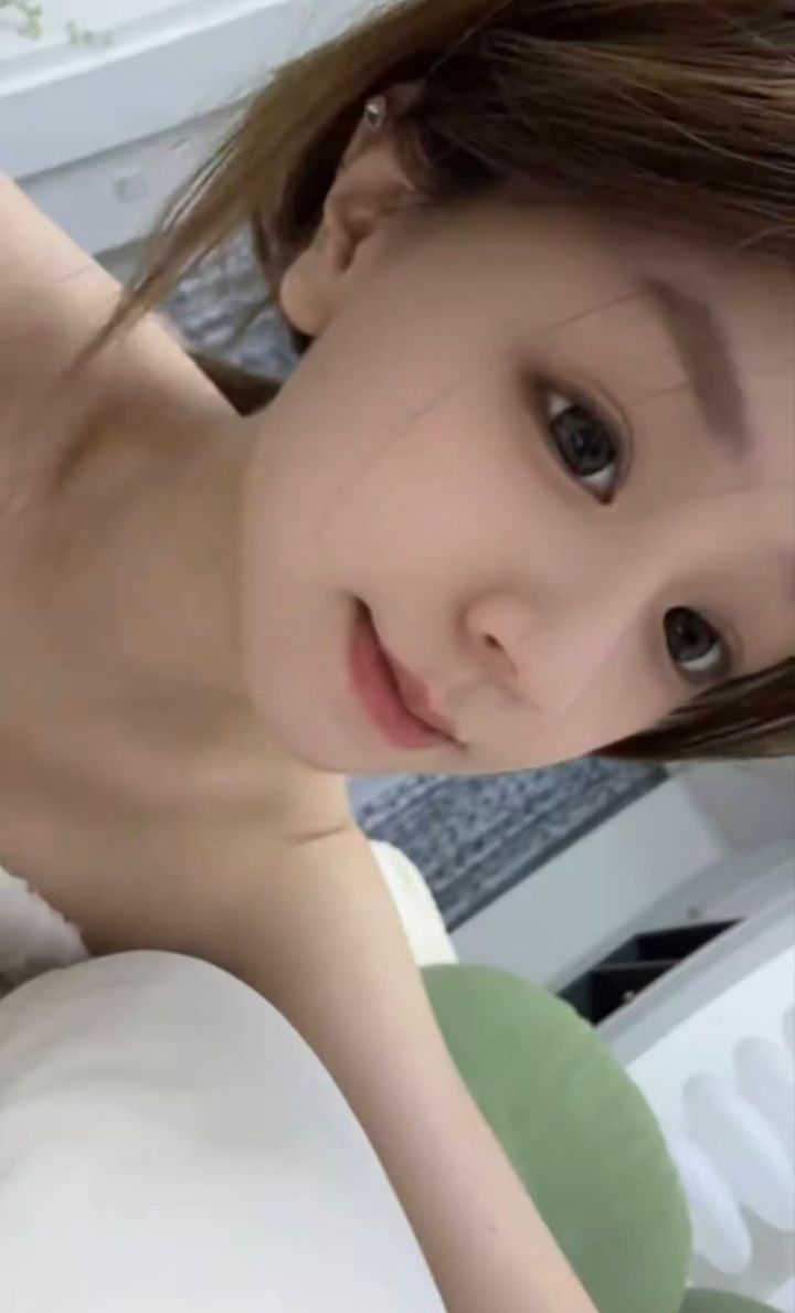 白嫩性感初恋女友居居