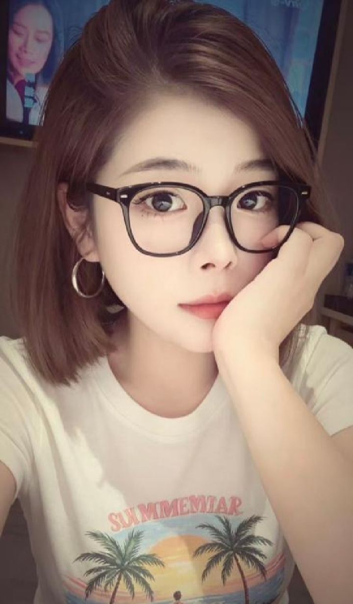 大奶短发反差欲女