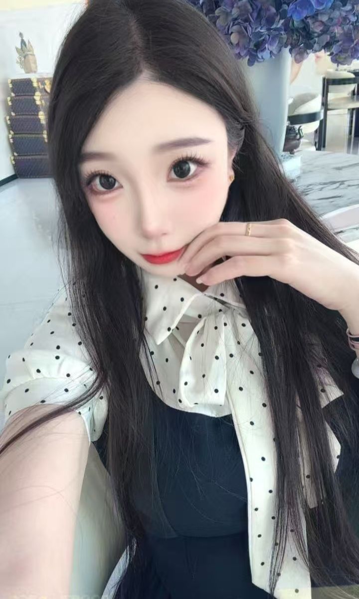 白嫩甜妹软软小猫咪