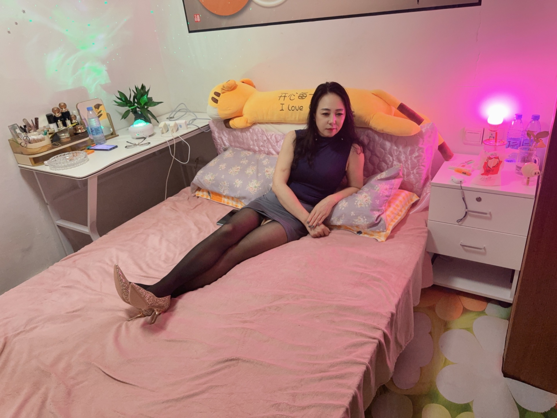 黑丝包臀少妇