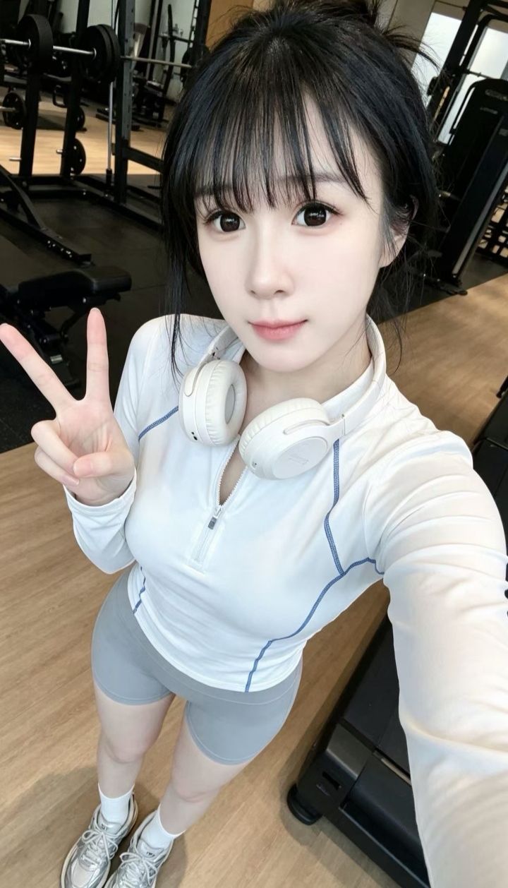瑜伽裤嫩妹欧阳娜娜