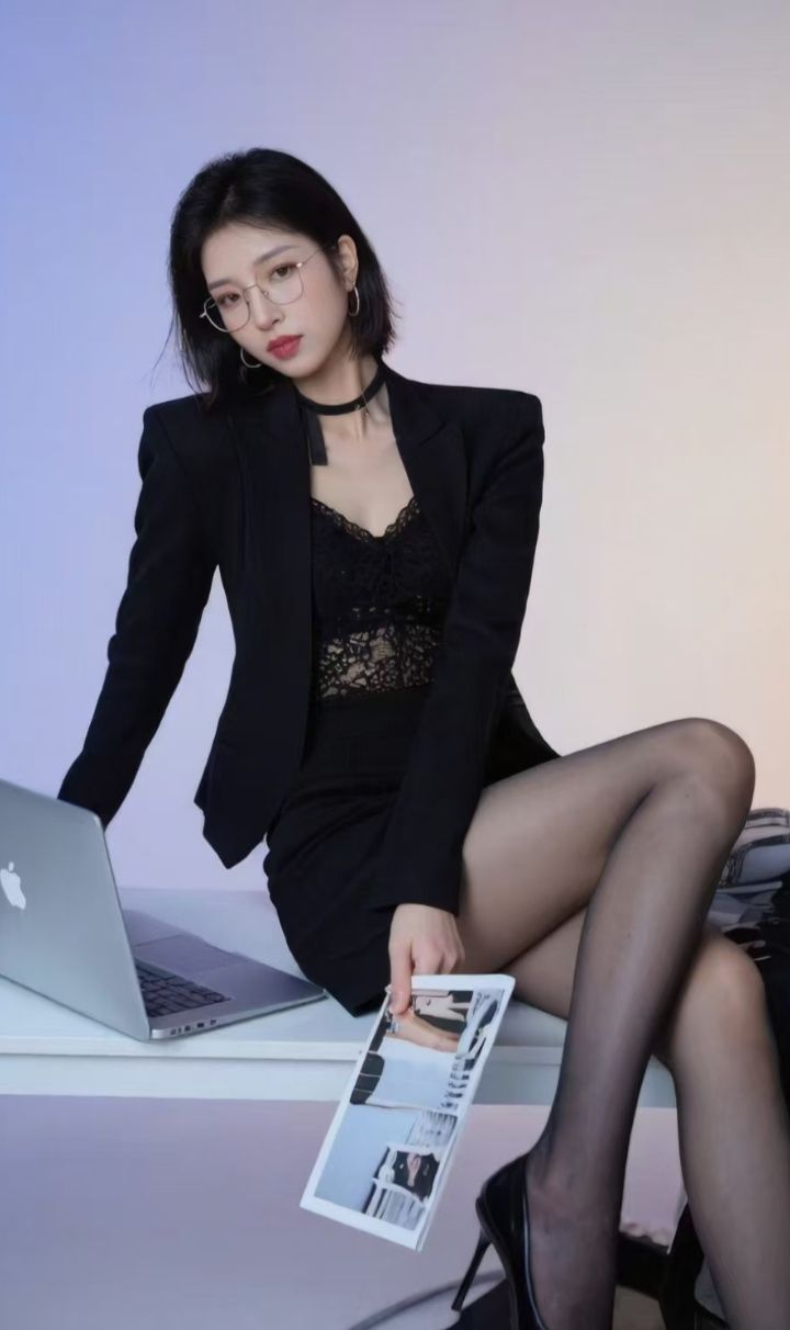白云黑丝美腿御姐妮妮